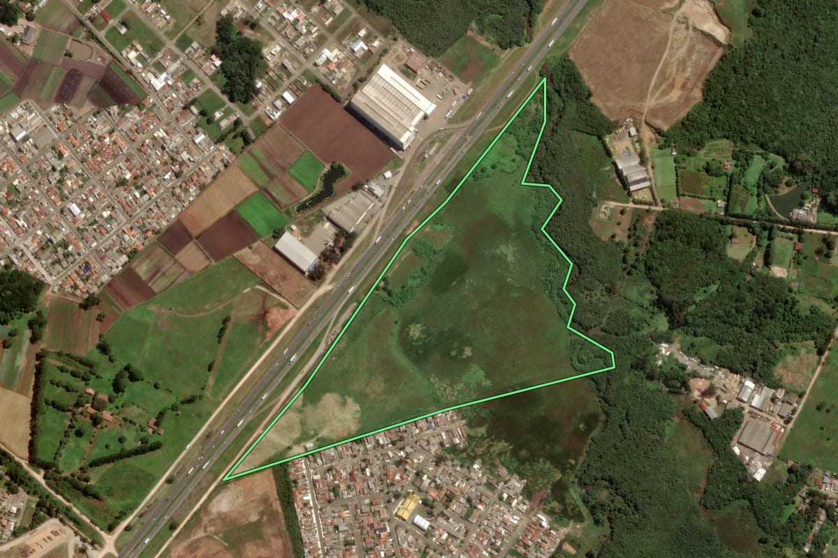 Imagem de satélite do imóvel rural em São José dos Pinhais (PR), com o contorno declarado no CAR desenhado por cima.