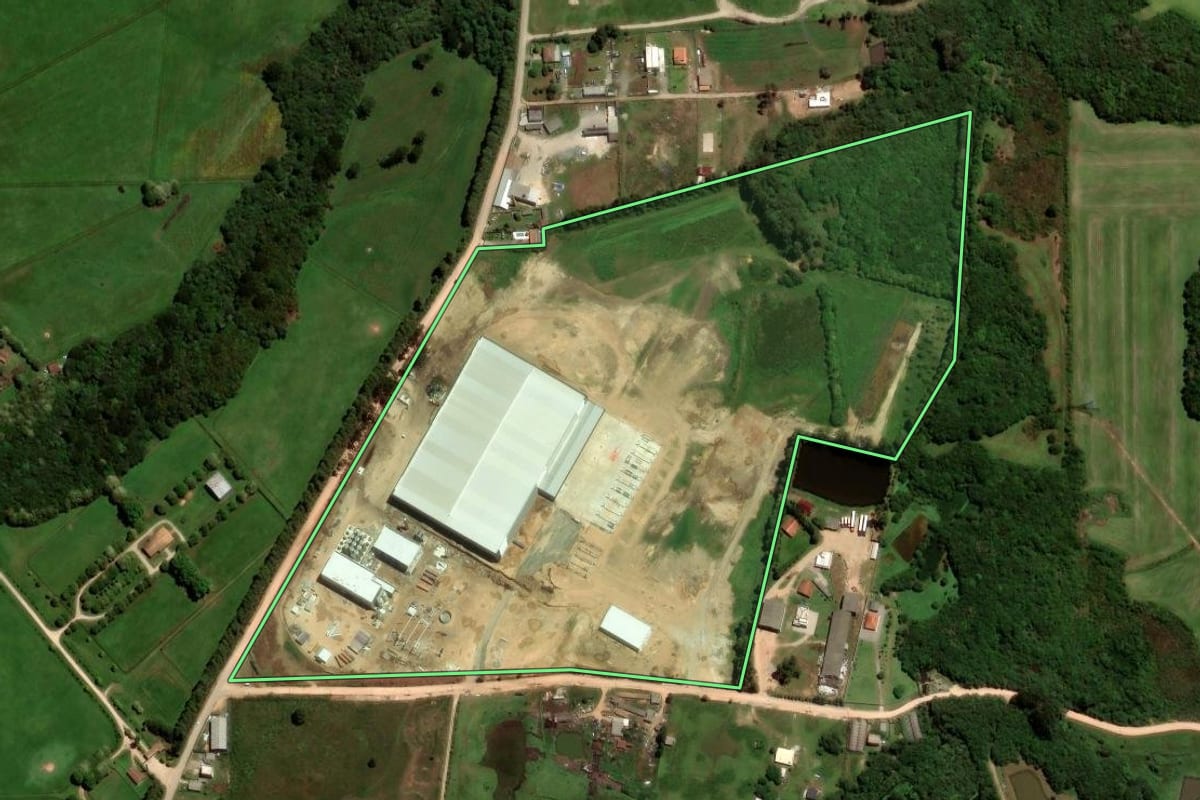 Imagem de satélite do imóvel rural em São José dos Pinhais (PR), com o contorno declarado no CAR desenhado por cima.