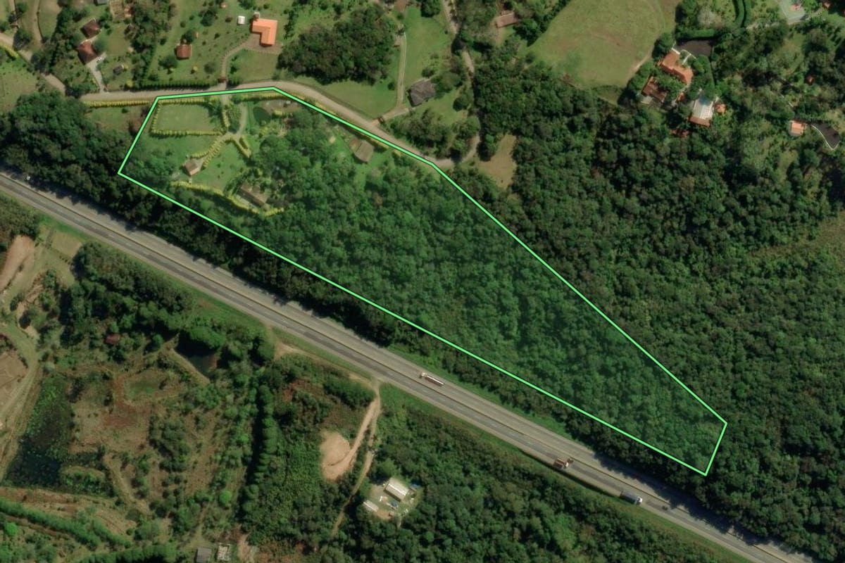 Imagem de satélite do imóvel rural em São José dos Pinhais (PR), com o contorno declarado no CAR desenhado por cima.
