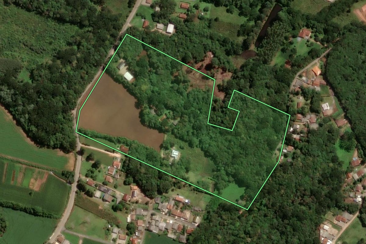Imagem de satélite do imóvel rural em São José dos Pinhais (PR), com o contorno declarado no CAR desenhado por cima.