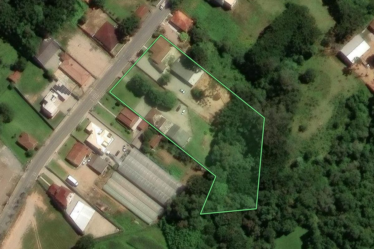 Imagem de satélite do imóvel rural em São José dos Pinhais (PR), com o contorno declarado no CAR desenhado por cima.