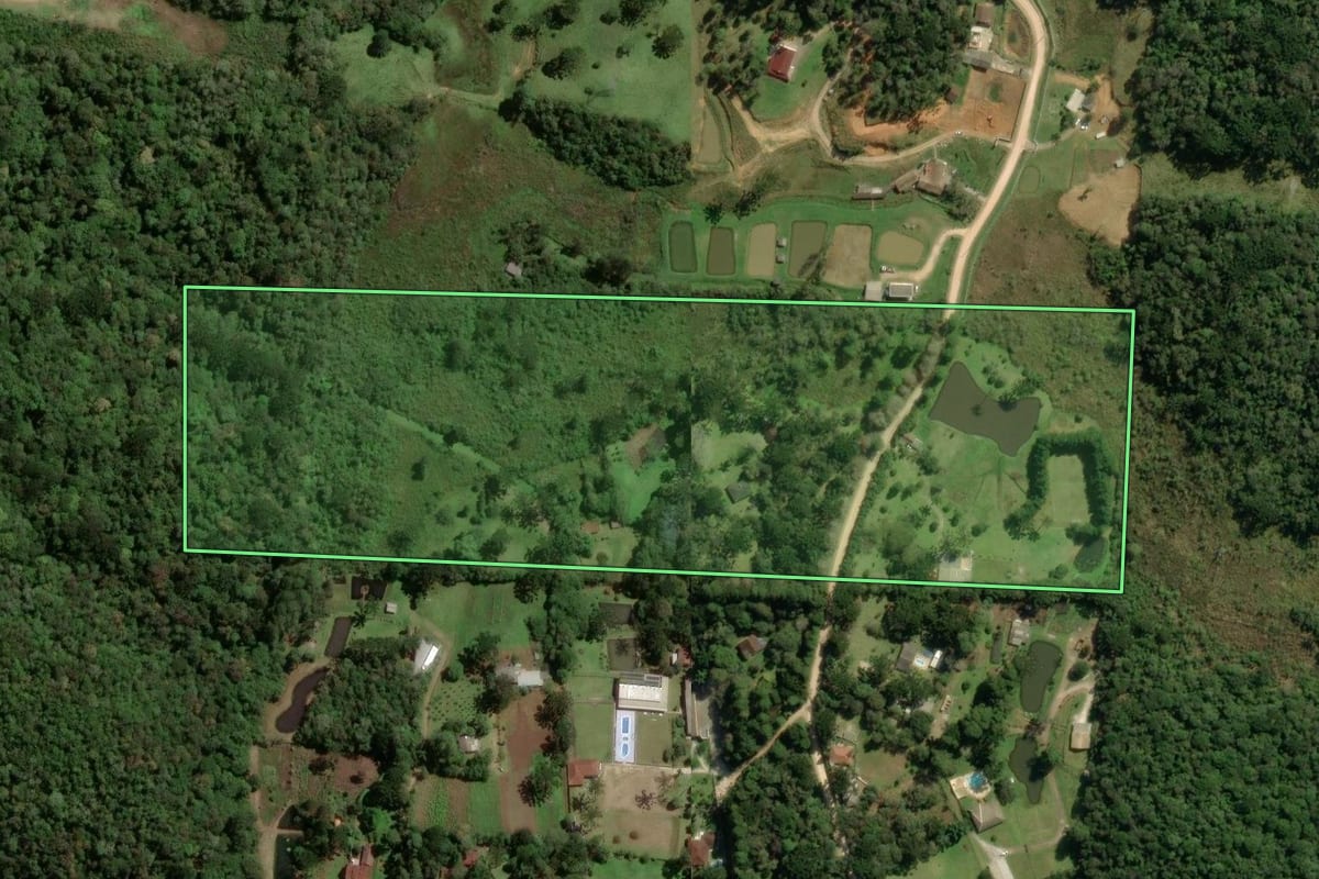 Imagem de satélite do imóvel rural em São José dos Pinhais (PR), com o contorno declarado no CAR desenhado por cima.