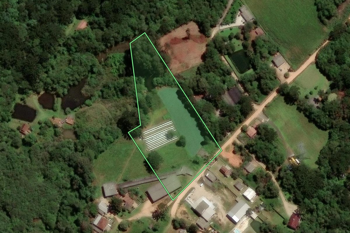 Imagem de satélite do imóvel rural em São José dos Pinhais (PR), com o contorno declarado no CAR desenhado por cima.