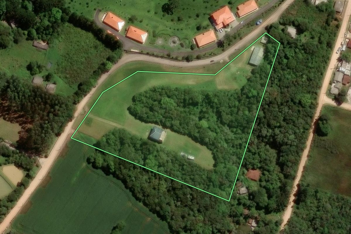 Imagem de satélite do imóvel rural em São José dos Pinhais (PR), com o contorno declarado no CAR desenhado por cima.