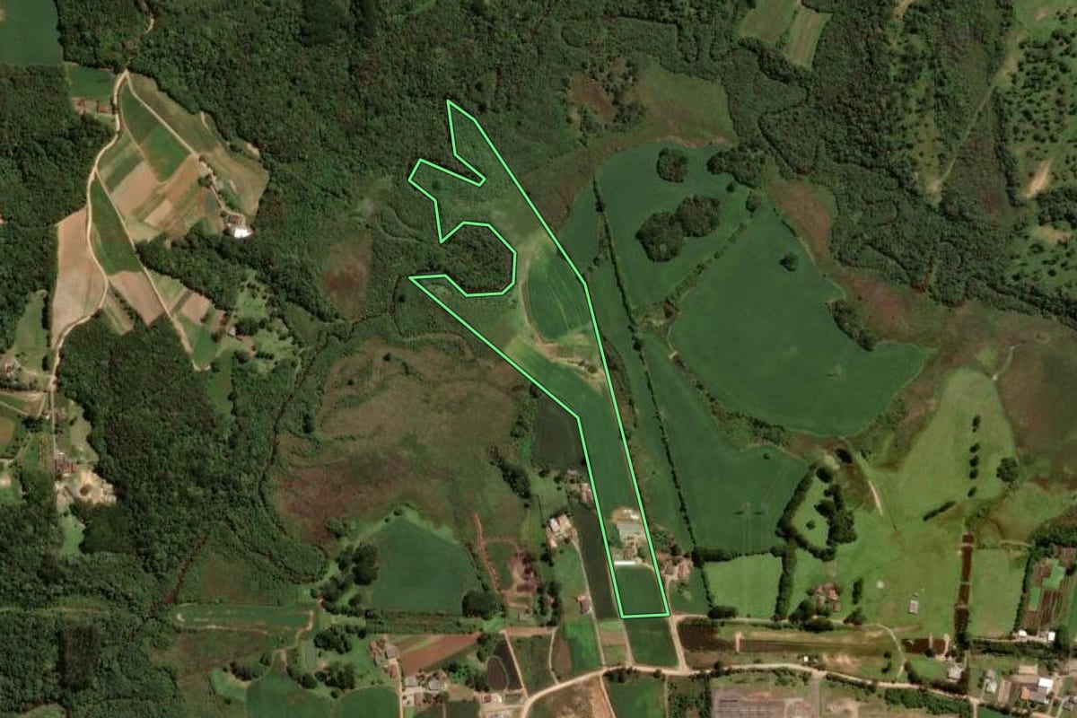 Imagem de satélite do imóvel rural em São José dos Pinhais (PR), com o contorno declarado no CAR desenhado por cima.