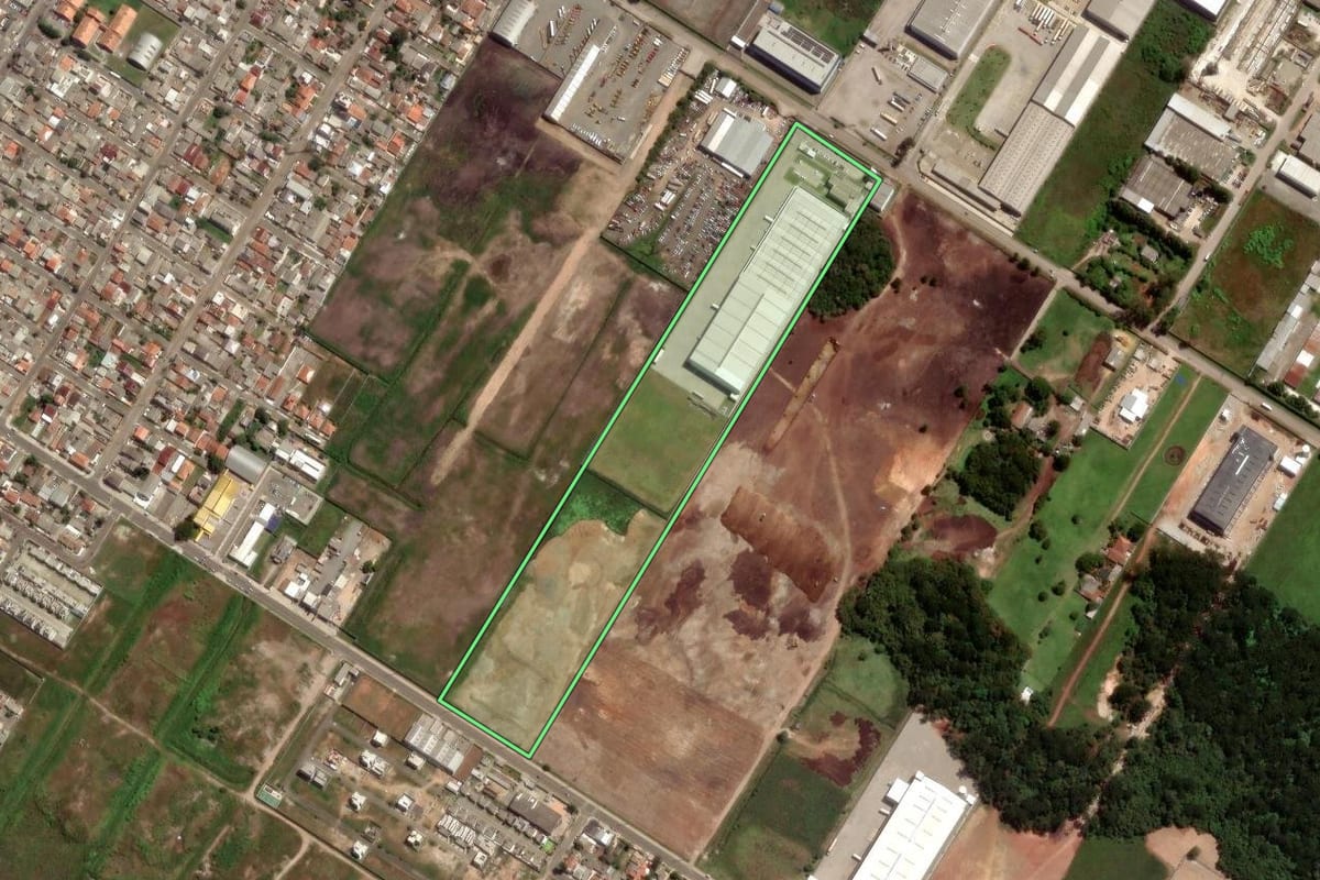 Imagem de satélite do imóvel rural em São José dos Pinhais (PR), com o contorno declarado no CAR desenhado por cima.