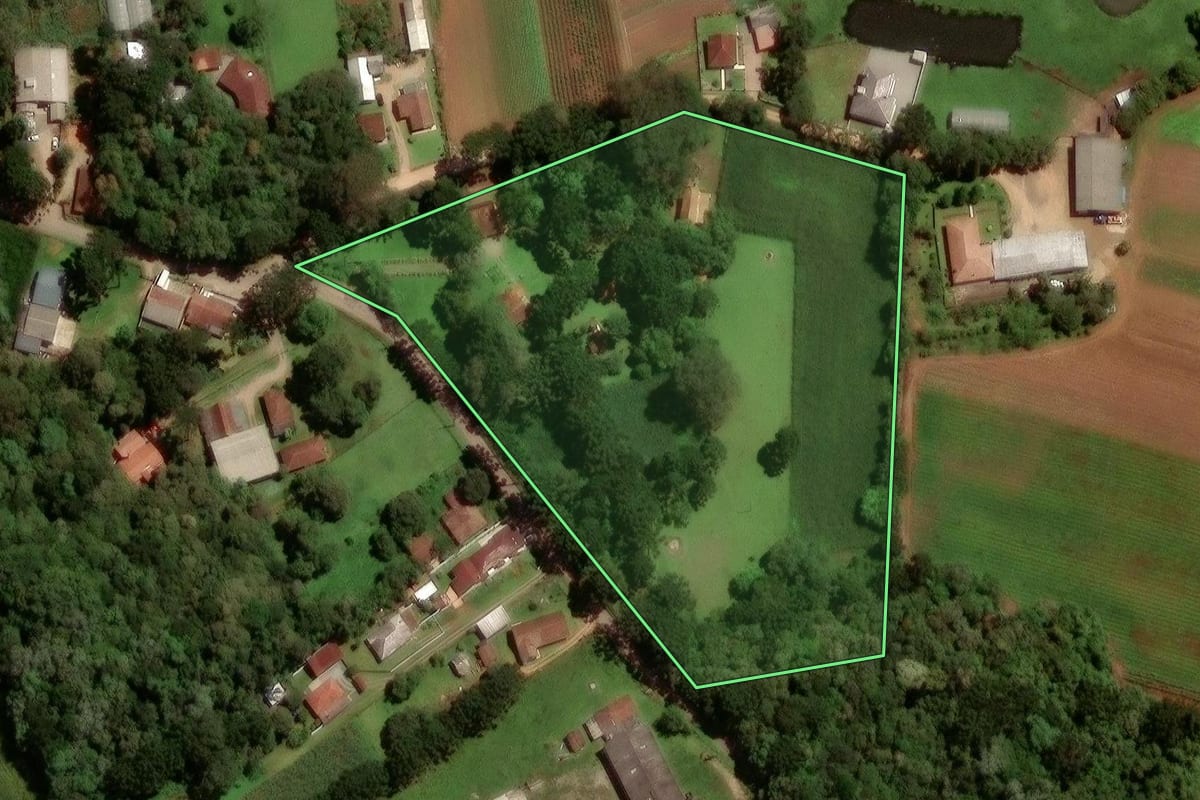 Imagem de satélite do imóvel rural em São José dos Pinhais (PR), com o contorno declarado no CAR desenhado por cima.