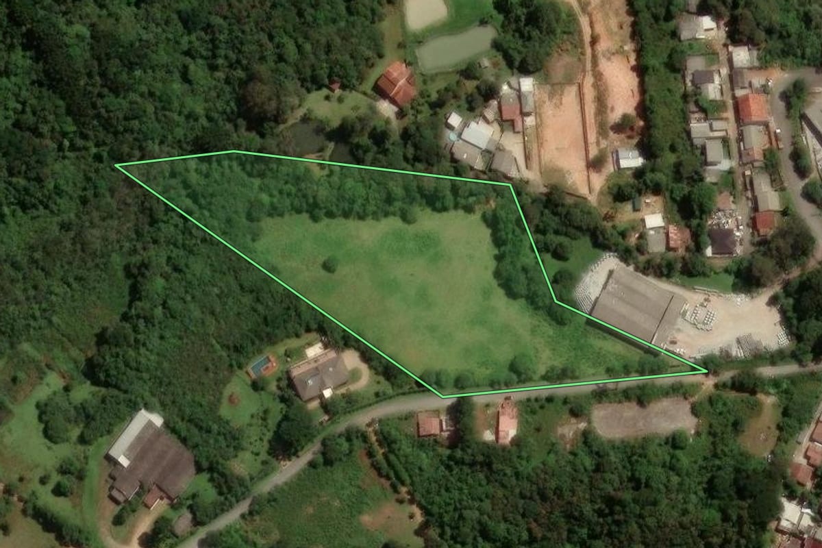 Imagem de satélite do imóvel rural em São José dos Pinhais (PR), com o contorno declarado no CAR desenhado por cima.