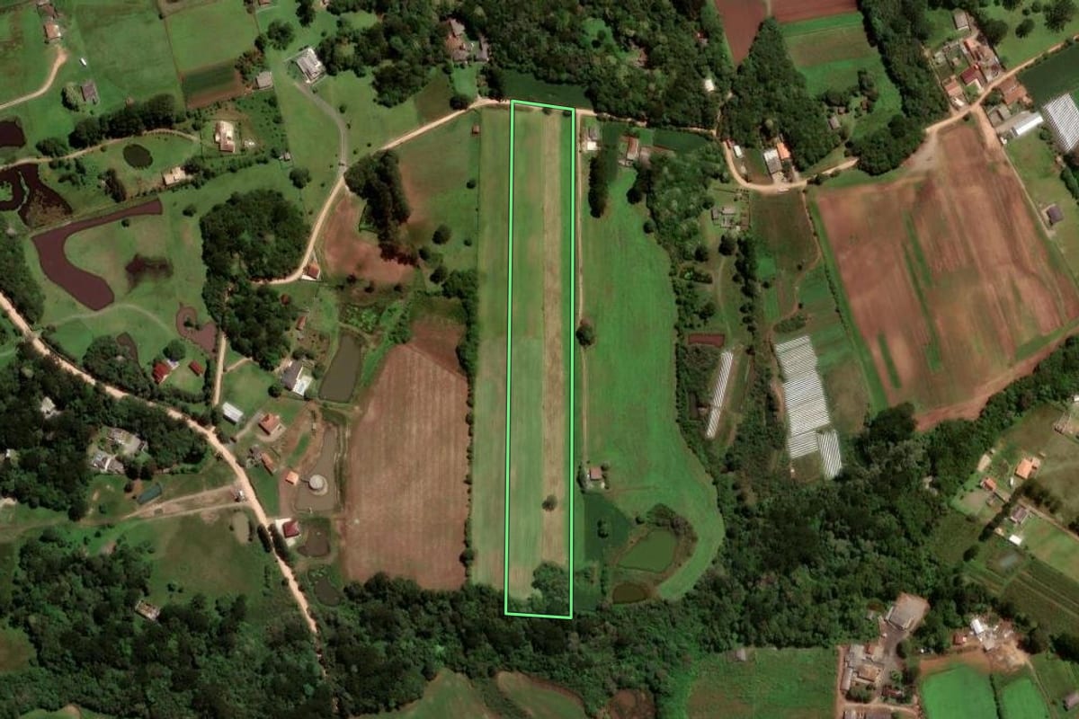Imagem de satélite do imóvel rural em São José dos Pinhais (PR), com o contorno declarado no CAR desenhado por cima.