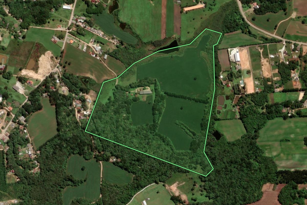 Imagem de satélite do imóvel rural em São José dos Pinhais (PR), com o contorno declarado no CAR desenhado por cima.