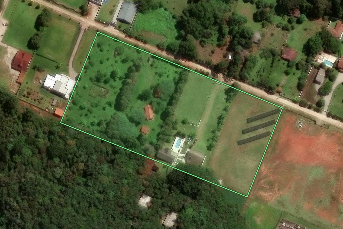 Imagem de satélite do imóvel rural em São José dos Pinhais (PR), com o contorno declarado no CAR desenhado por cima.