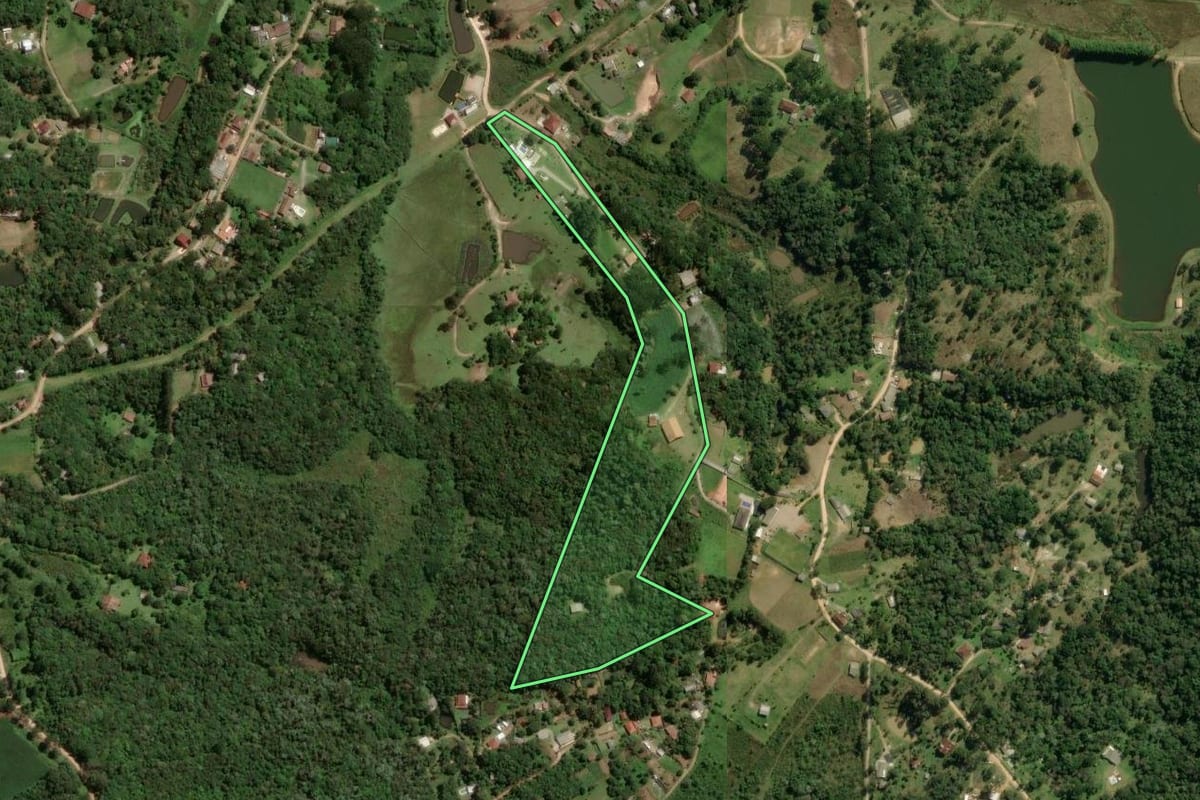 Imagem de satélite do imóvel rural em São José dos Pinhais (PR), com o contorno declarado no CAR desenhado por cima.