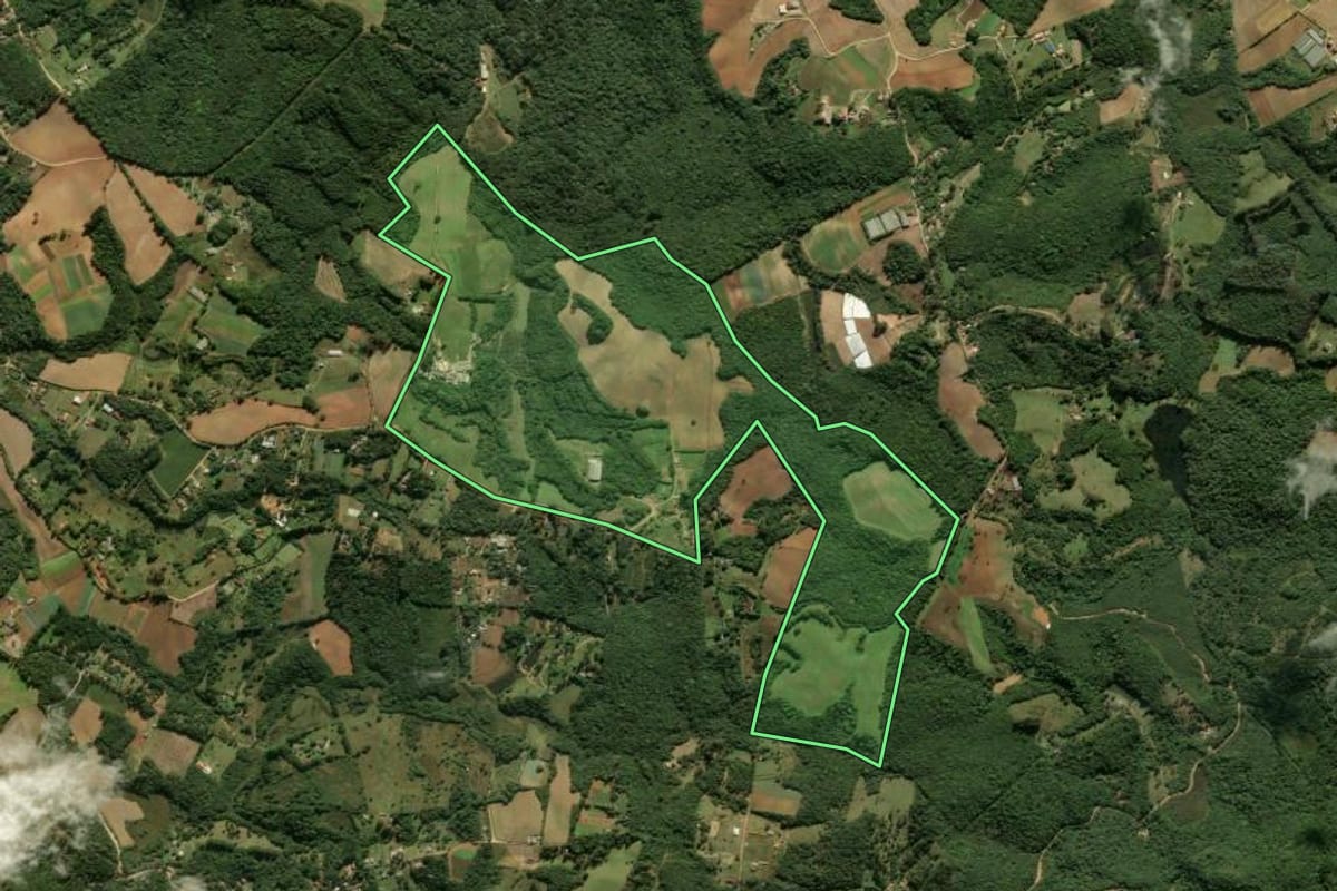 Imagem de satélite do imóvel rural em São José dos Pinhais (PR), com o contorno declarado no CAR desenhado por cima.