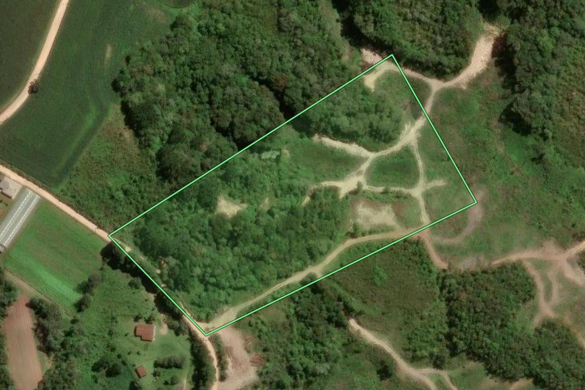 Imagem de satélite do imóvel rural em São José dos Pinhais (PR), com o contorno declarado no CAR desenhado por cima.
