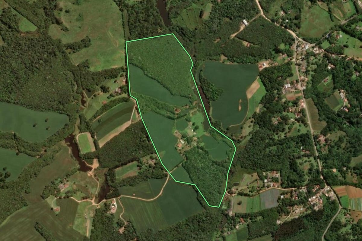 Imagem de satélite do imóvel rural em São José dos Pinhais (PR), com o contorno declarado no CAR desenhado por cima.