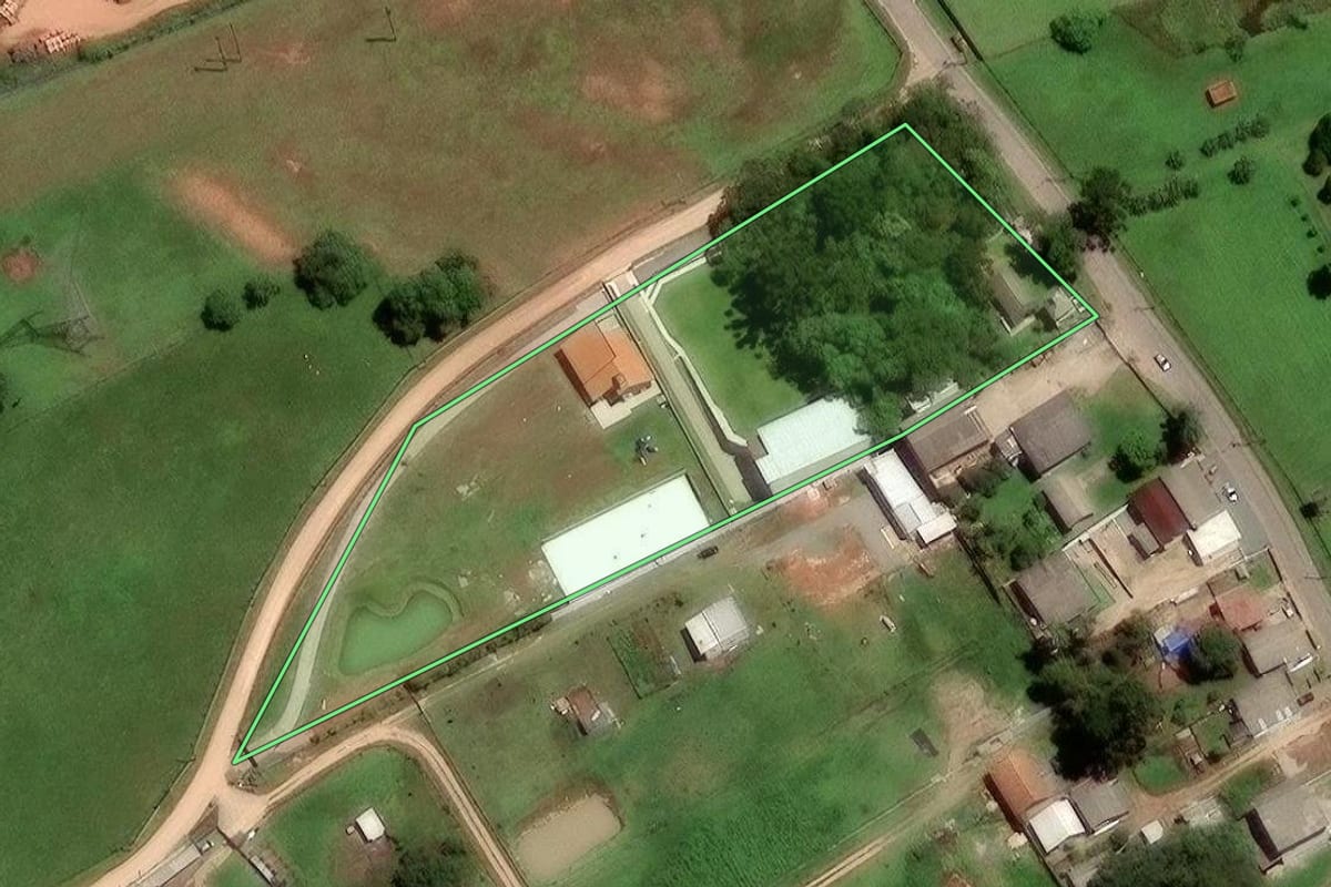 Imagem de satélite do imóvel rural em São José dos Pinhais (PR), com o contorno declarado no CAR desenhado por cima.