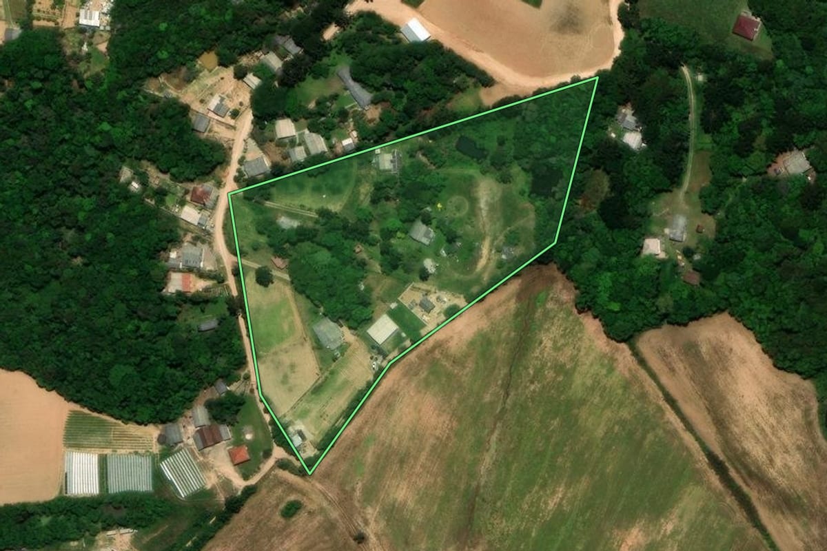 Imagem de satélite do imóvel rural em São José dos Pinhais (PR), com o contorno declarado no CAR desenhado por cima.