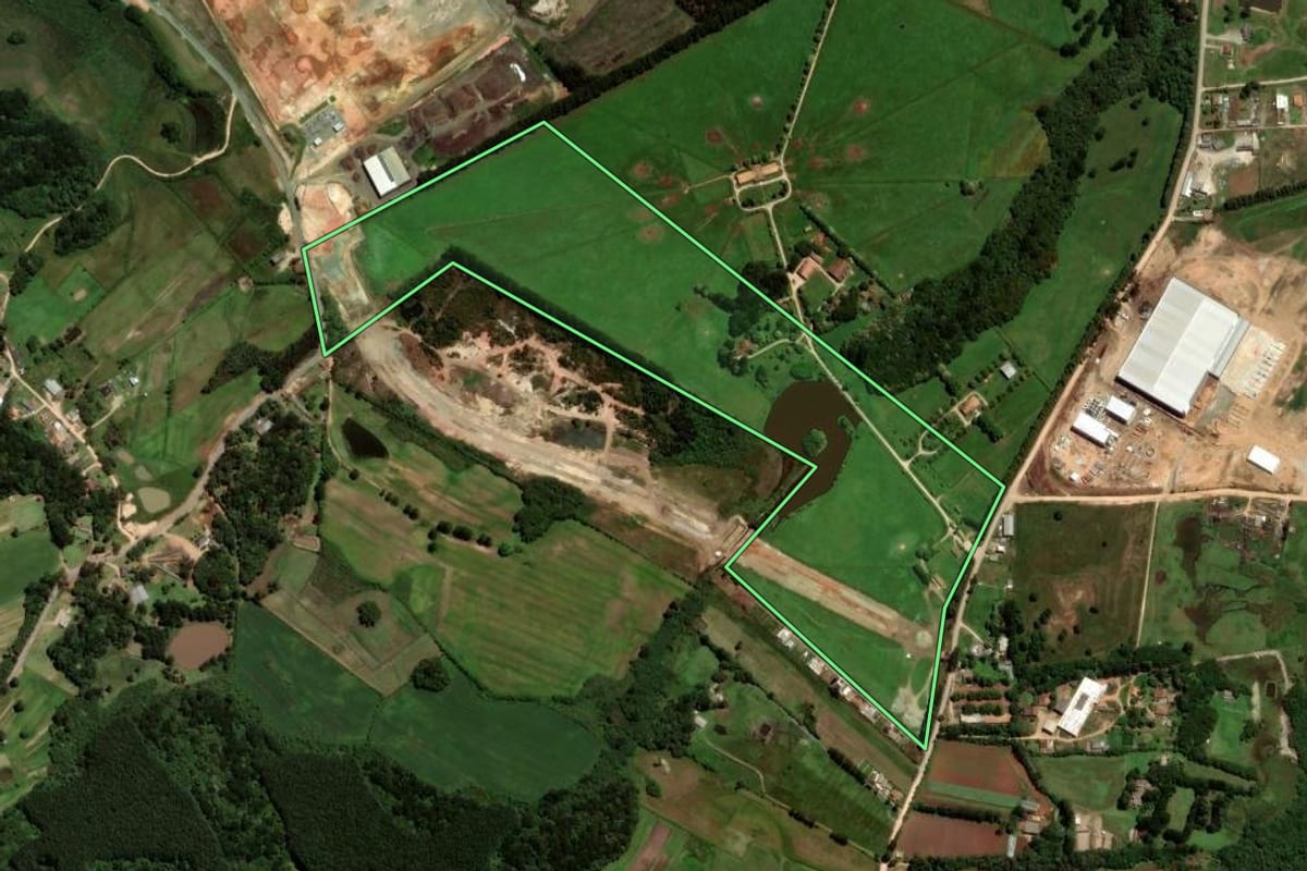 Imagem de satélite do imóvel rural em São José dos Pinhais (PR), com o contorno declarado no CAR desenhado por cima.