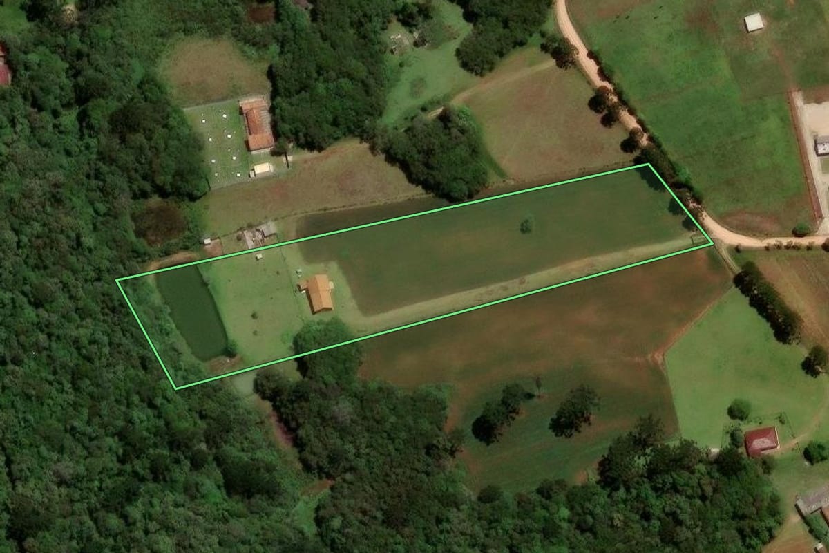 Imagem de satélite do imóvel rural em São José dos Pinhais (PR), com o contorno declarado no CAR desenhado por cima.