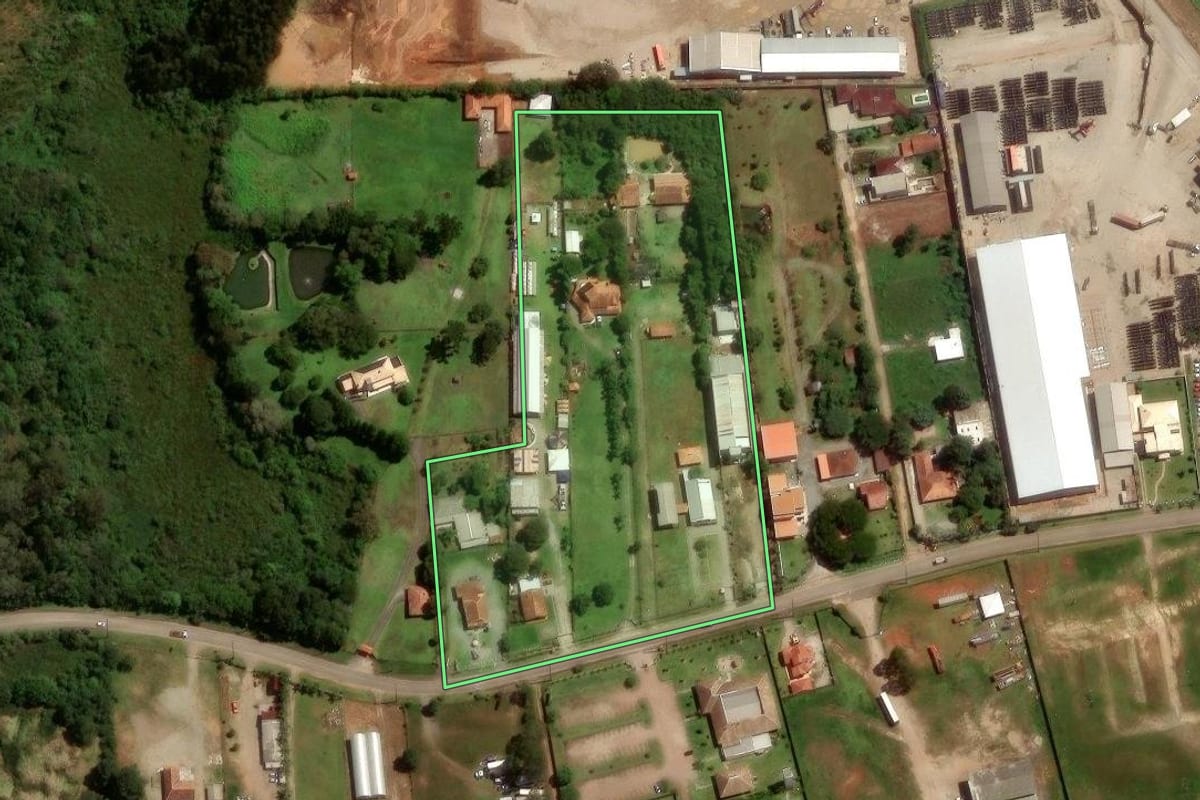 Imagem de satélite do imóvel rural em São José dos Pinhais (PR), com o contorno declarado no CAR desenhado por cima.