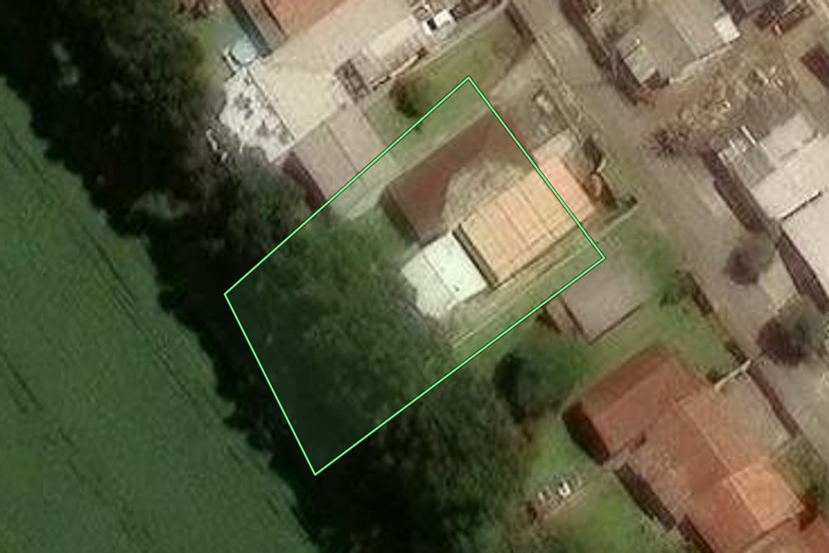 Imagem de satélite do imóvel rural em São José dos Pinhais (PR), com o contorno declarado no CAR desenhado por cima.