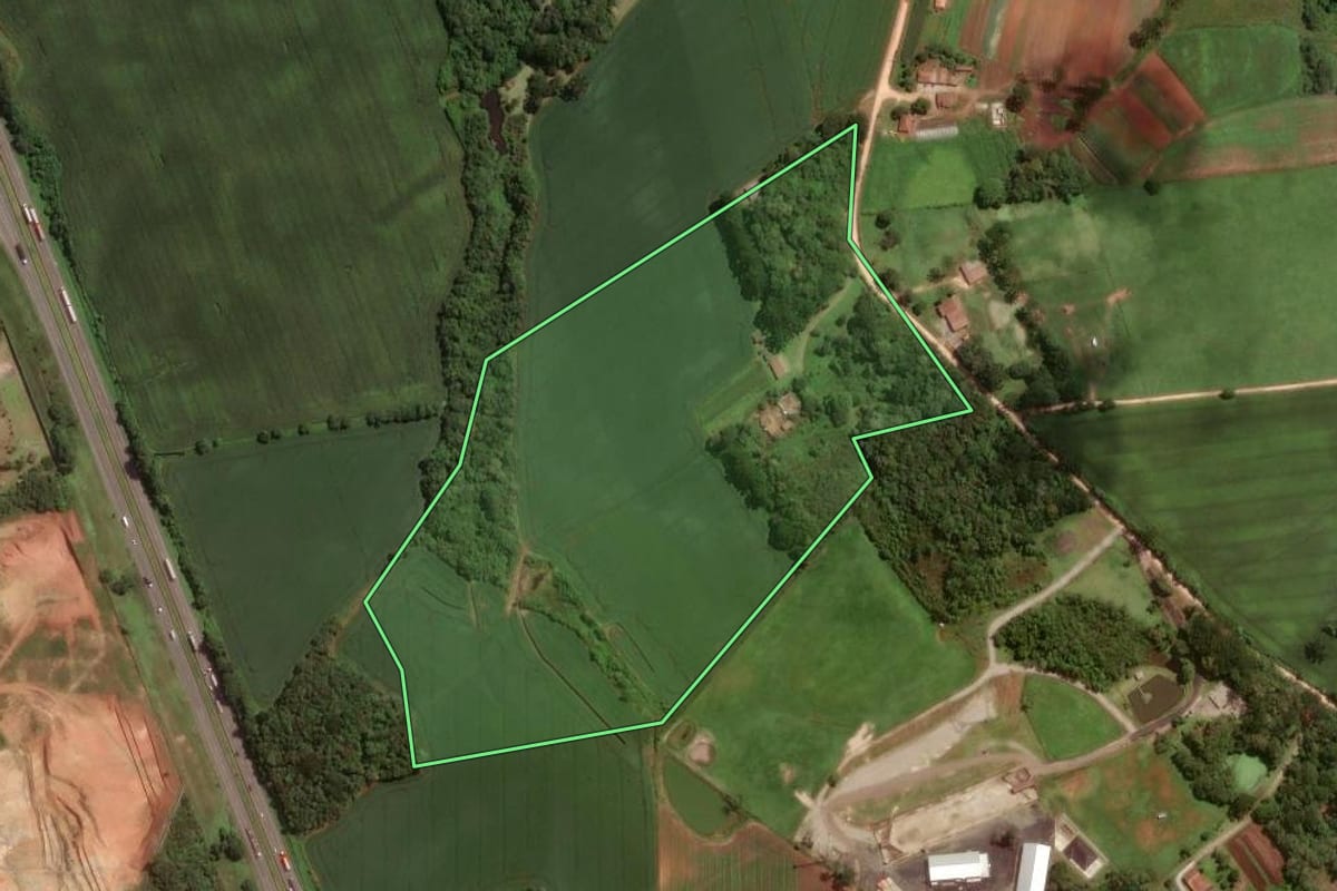 Imagem de satélite do imóvel rural em São José dos Pinhais (PR), com o contorno declarado no CAR desenhado por cima.