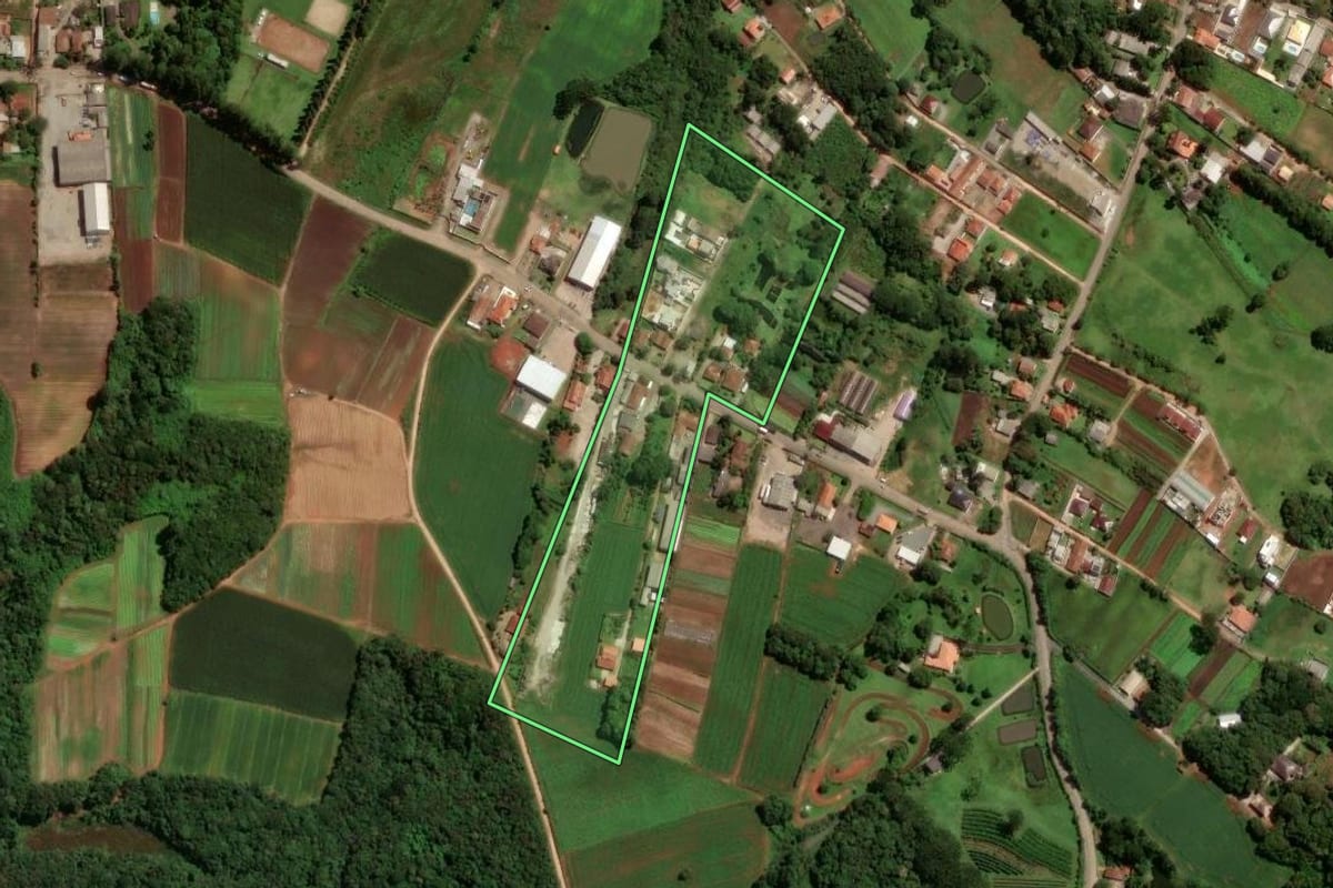 Imagem de satélite do imóvel rural em São José dos Pinhais (PR), com o contorno declarado no CAR desenhado por cima.