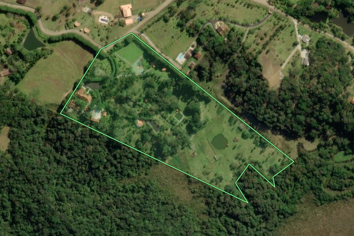 Imagem de satélite do imóvel rural em São José dos Pinhais (PR), com o contorno declarado no CAR desenhado por cima.