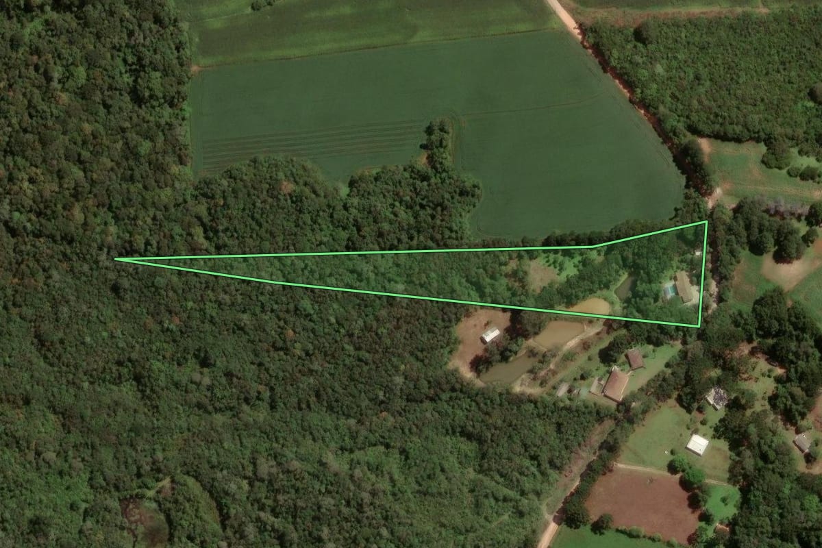 Imagem de satélite do imóvel rural em São José dos Pinhais (PR), com o contorno declarado no CAR desenhado por cima.