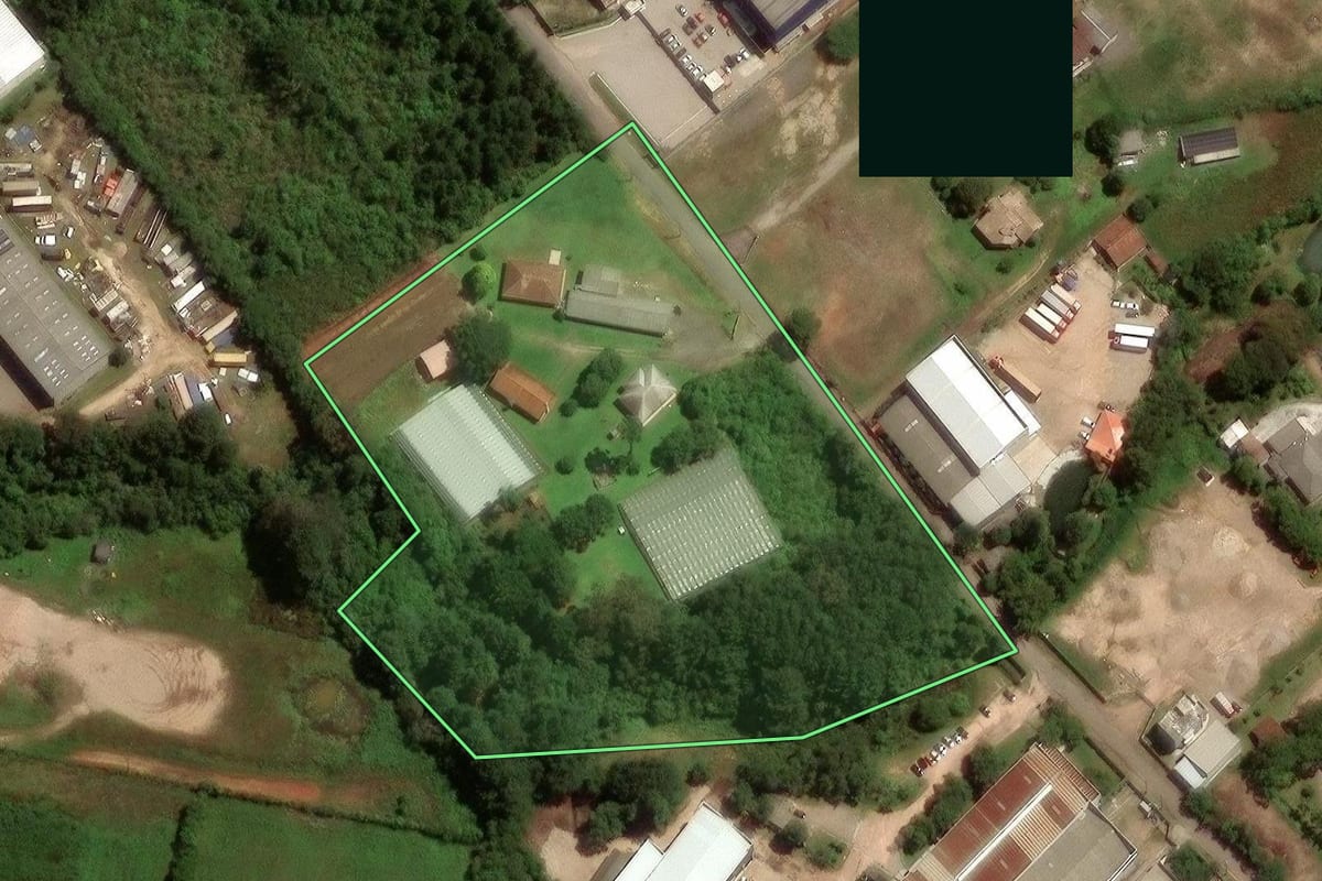 Imagem de satélite do imóvel rural em São José dos Pinhais (PR), com o contorno declarado no CAR desenhado por cima.