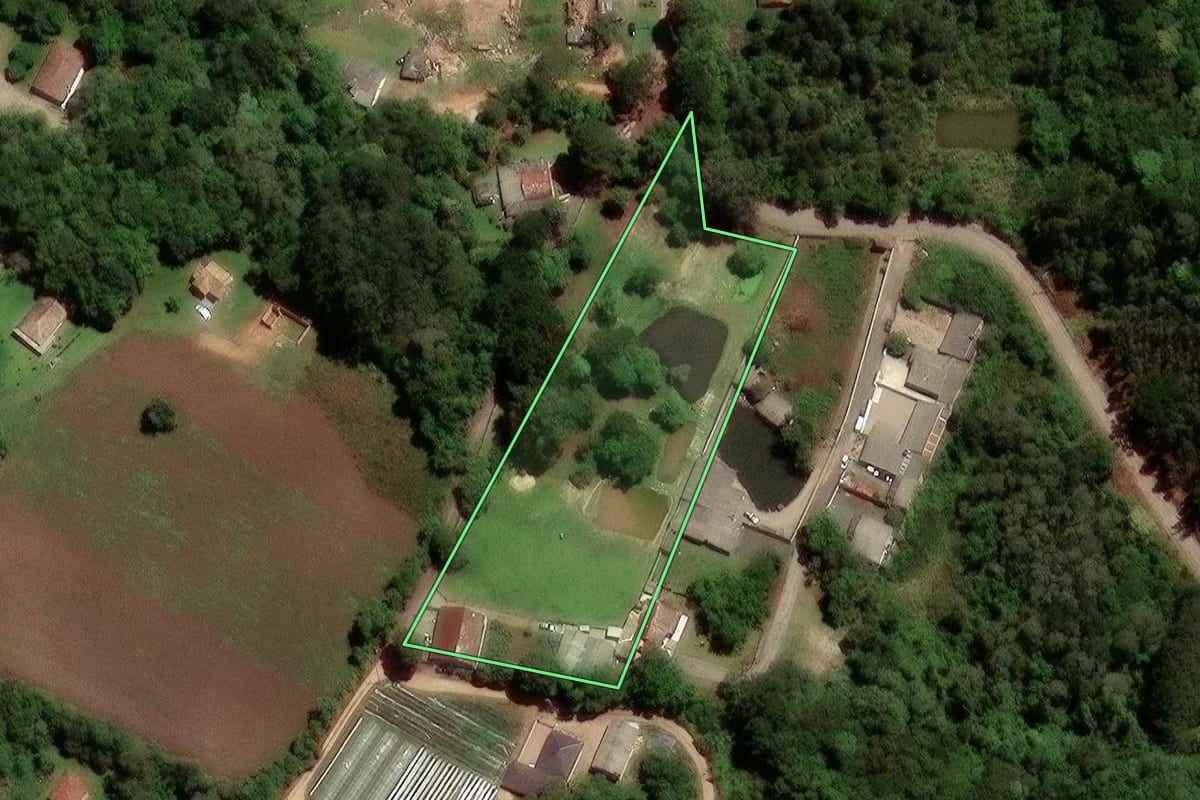Imagem de satélite do imóvel rural em São José dos Pinhais (PR), com o contorno declarado no CAR desenhado por cima.