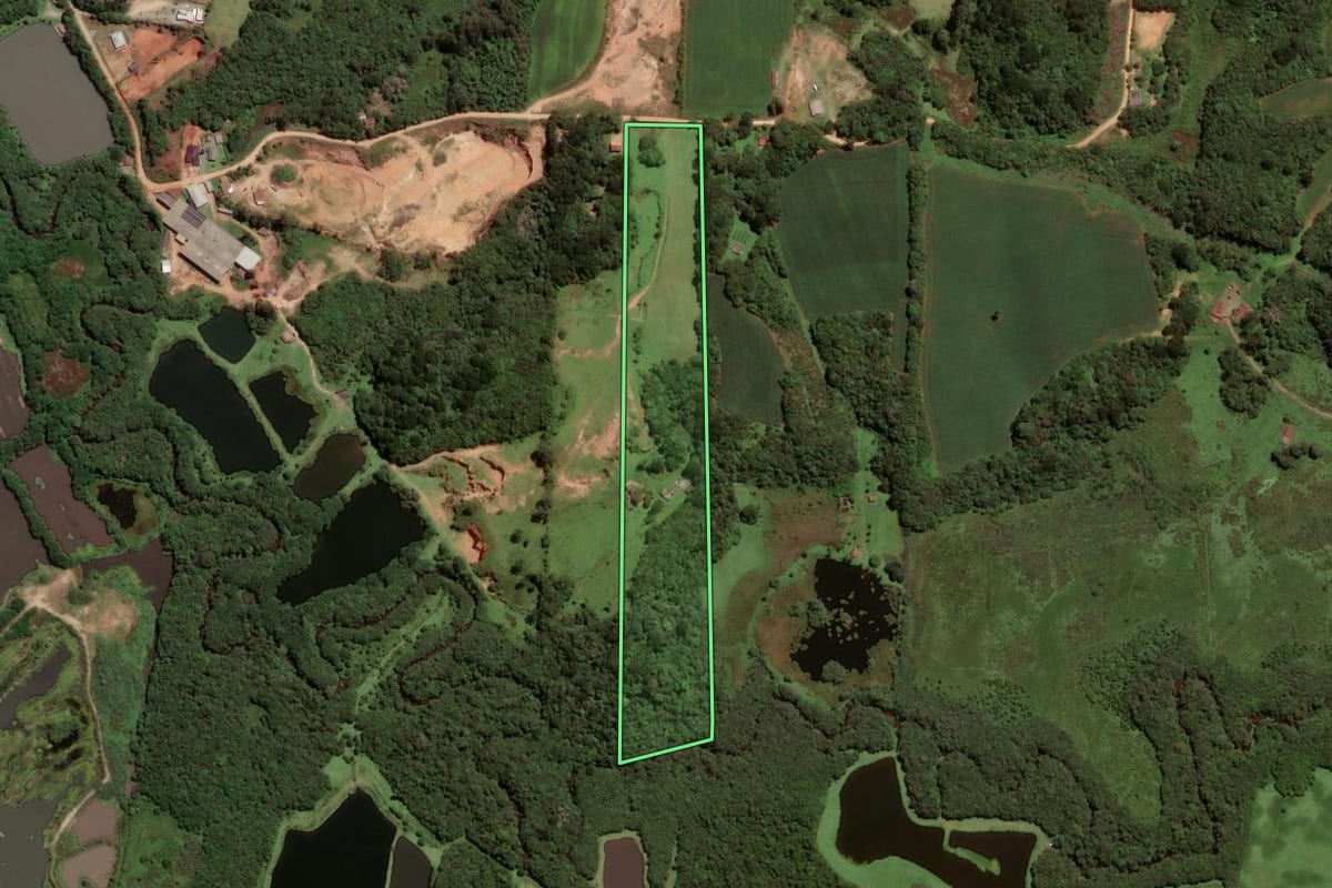 Imagem de satélite do imóvel rural em São José dos Pinhais (PR), com o contorno declarado no CAR desenhado por cima.