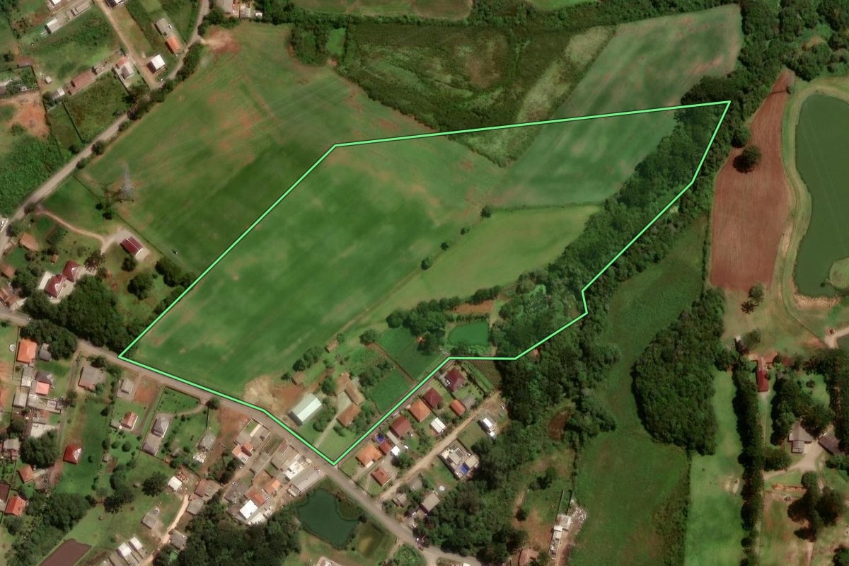 Imagem de satélite do imóvel rural em São José dos Pinhais (PR), com o contorno declarado no CAR desenhado por cima.