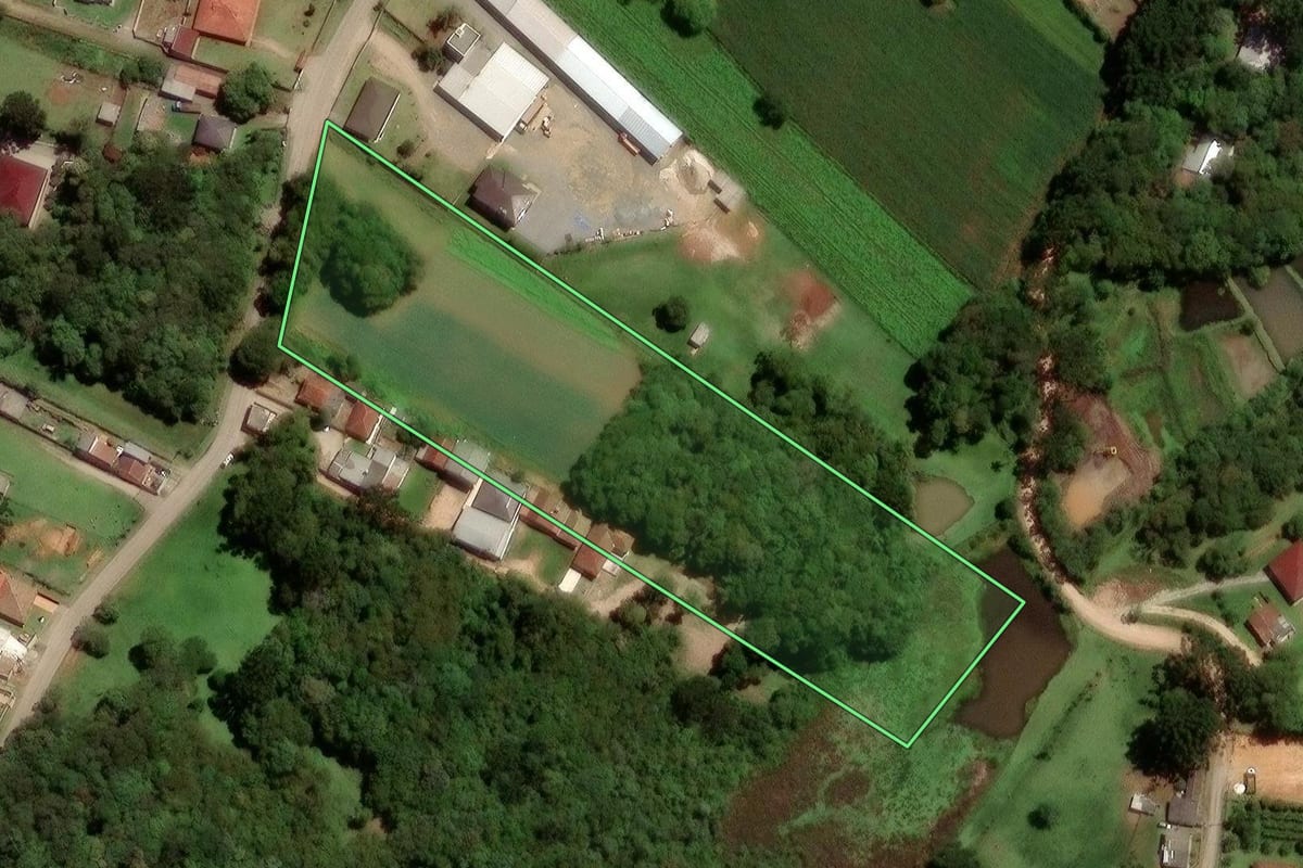 Imagem de satélite do imóvel rural em São José dos Pinhais (PR), com o contorno declarado no CAR desenhado por cima.