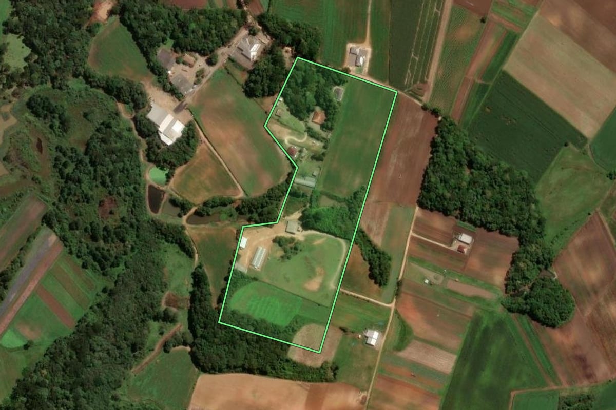 Imagem de satélite do imóvel rural em São José dos Pinhais (PR), com o contorno declarado no CAR desenhado por cima.