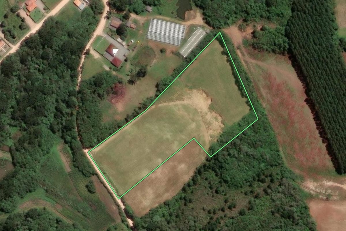 Imagem de satélite do imóvel rural em São José dos Pinhais (PR), com o contorno declarado no CAR desenhado por cima.