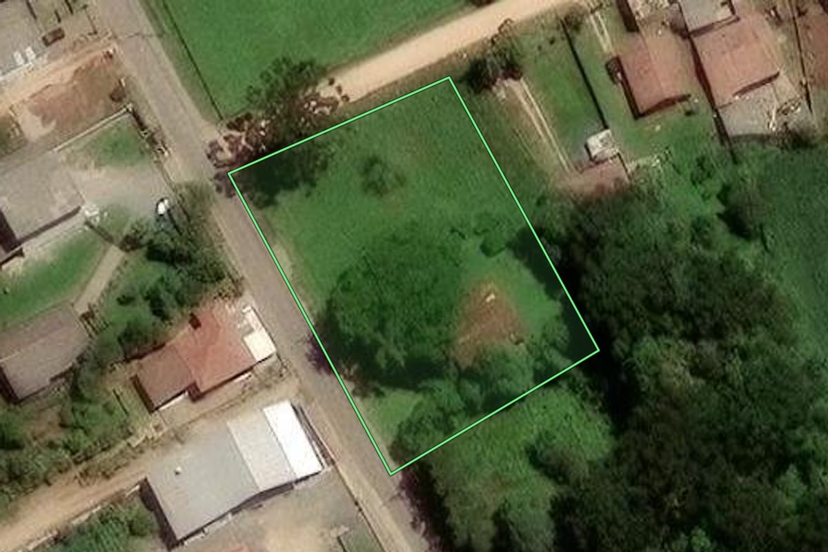 Imagem de satélite do imóvel rural em São José dos Pinhais (PR), com o contorno declarado no CAR desenhado por cima.