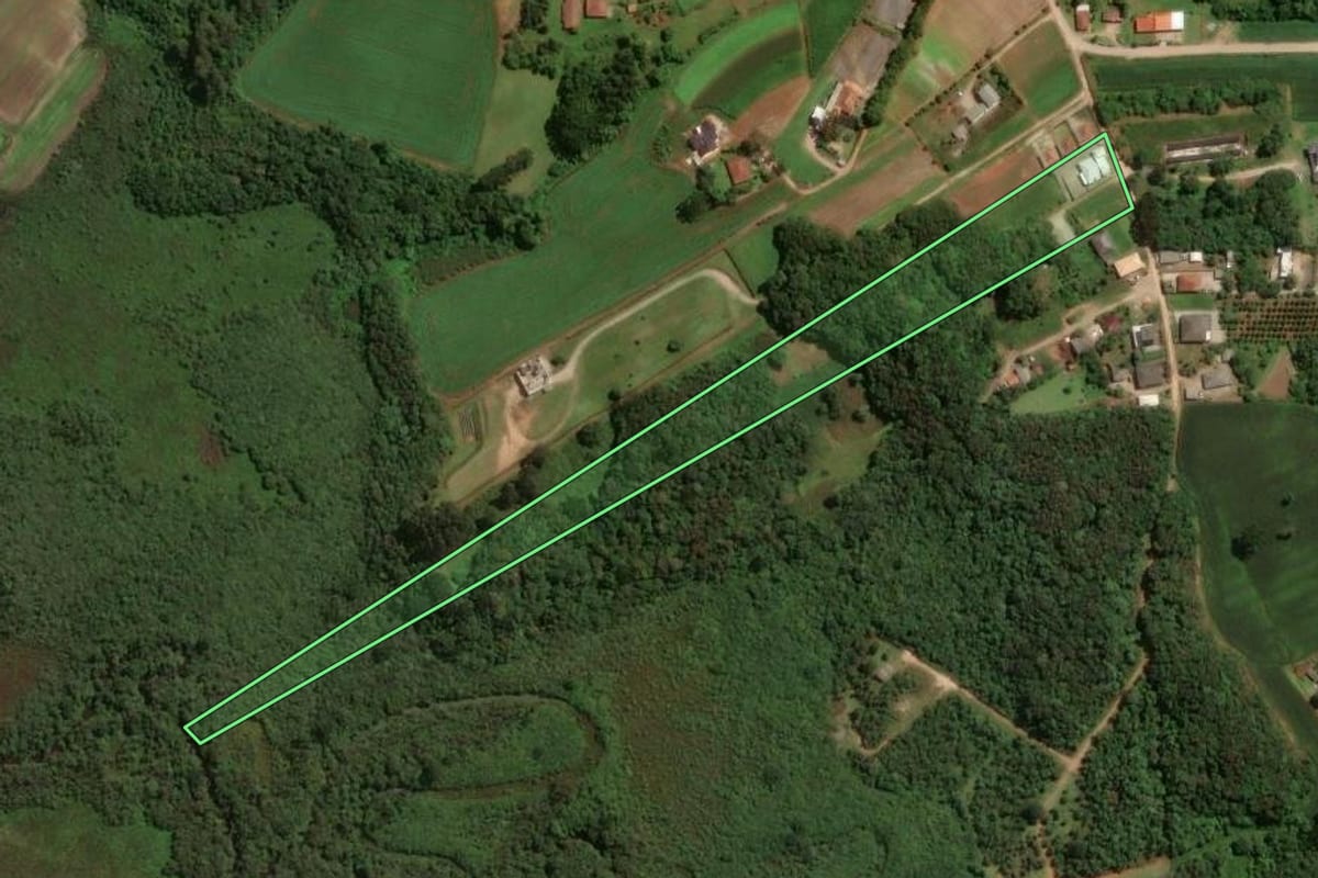 Imagem de satélite do imóvel rural em São José dos Pinhais (PR), com o contorno declarado no CAR desenhado por cima.