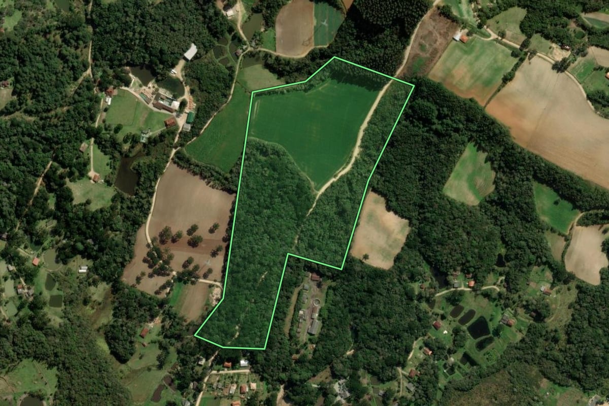 Imagem de satélite do imóvel rural em São José dos Pinhais (PR), com o contorno declarado no CAR desenhado por cima.