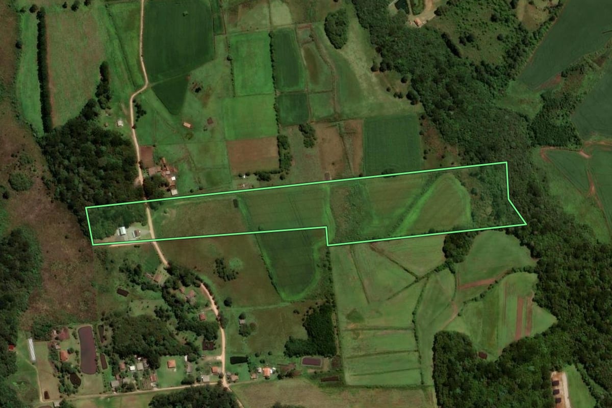 Imagem de satélite do imóvel rural em São José dos Pinhais (PR), com o contorno declarado no CAR desenhado por cima.