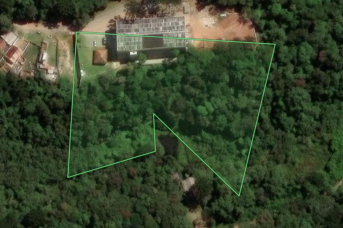 Imagem de satélite do imóvel rural em São José dos Pinhais (PR), com o contorno declarado no CAR desenhado por cima.