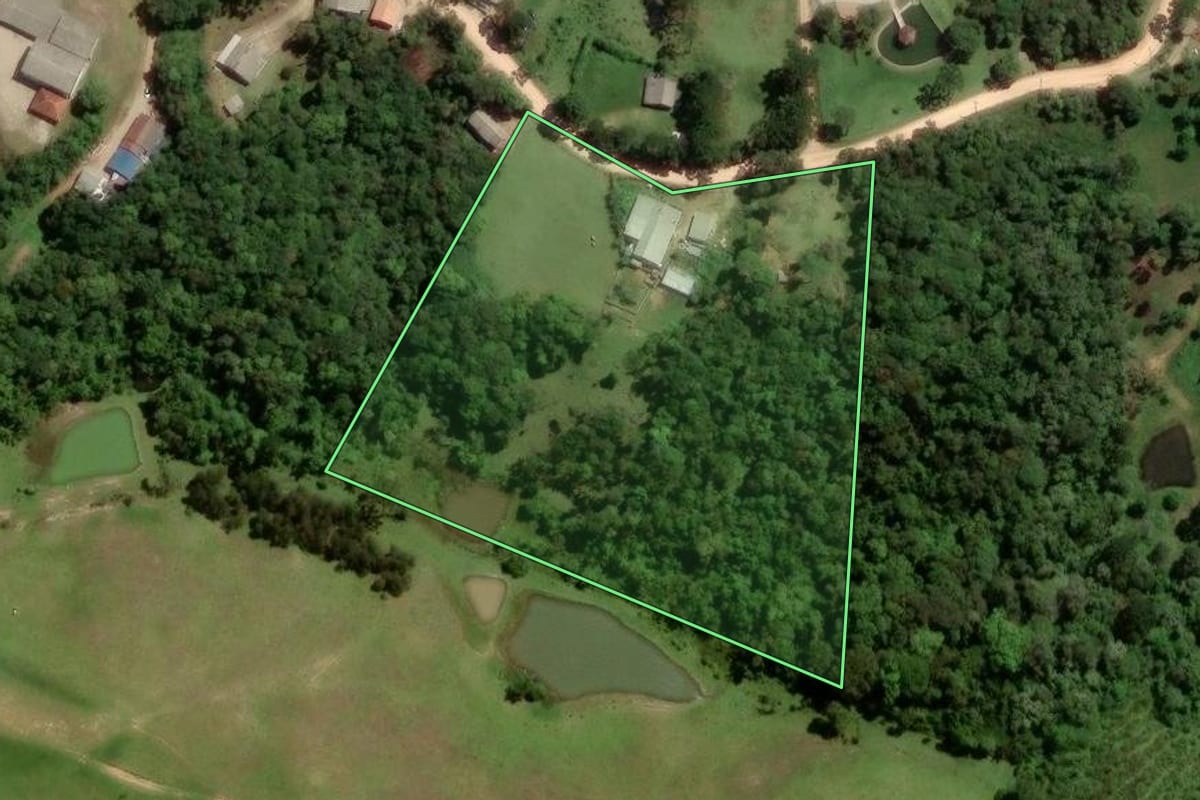 Imagem de satélite do imóvel rural em São José dos Pinhais (PR), com o contorno declarado no CAR desenhado por cima.