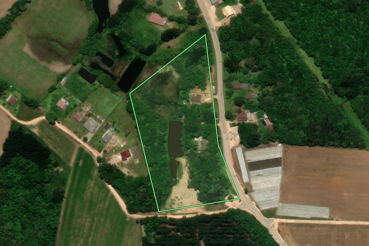 Imagem de satélite do imóvel rural em São José dos Pinhais (PR), com o contorno declarado no CAR desenhado por cima.