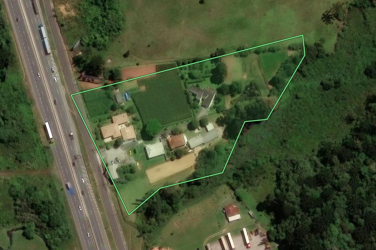 Imagem de satélite do imóvel rural em São José dos Pinhais (PR), com o contorno declarado no CAR desenhado por cima.