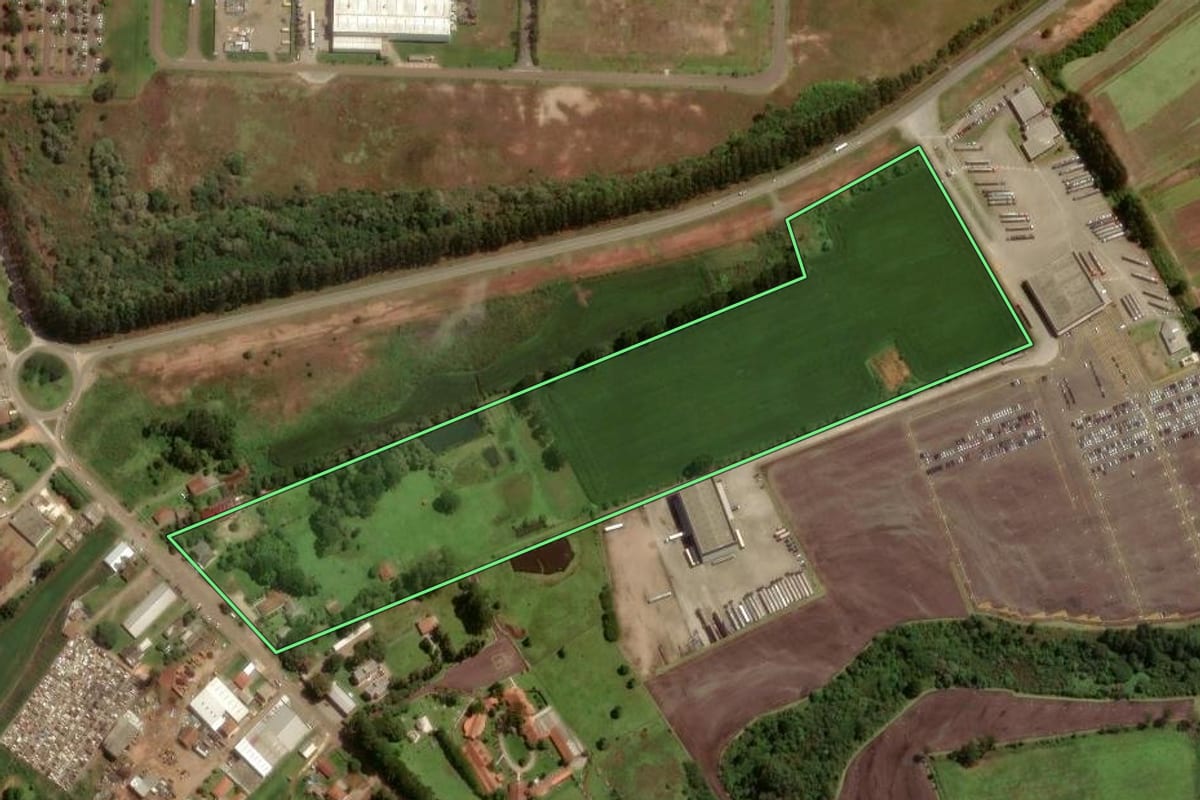 Imagem de satélite do imóvel rural em São José dos Pinhais (PR), com o contorno declarado no CAR desenhado por cima.