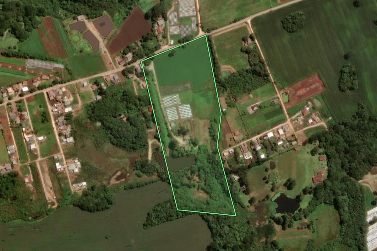 Imagem de satélite do imóvel rural em São José dos Pinhais (PR), com o contorno declarado no CAR desenhado por cima.