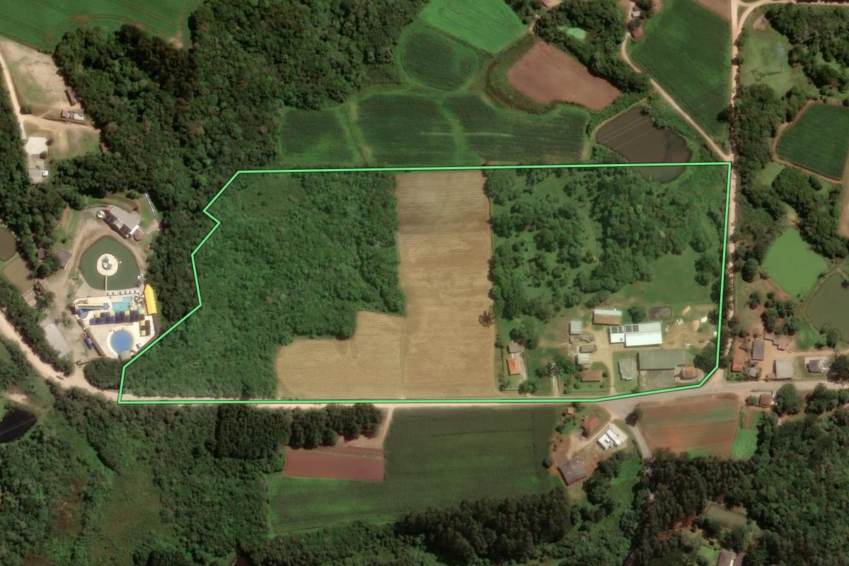 Imagem de satélite do imóvel rural em São José dos Pinhais (PR), com o contorno declarado no CAR desenhado por cima.