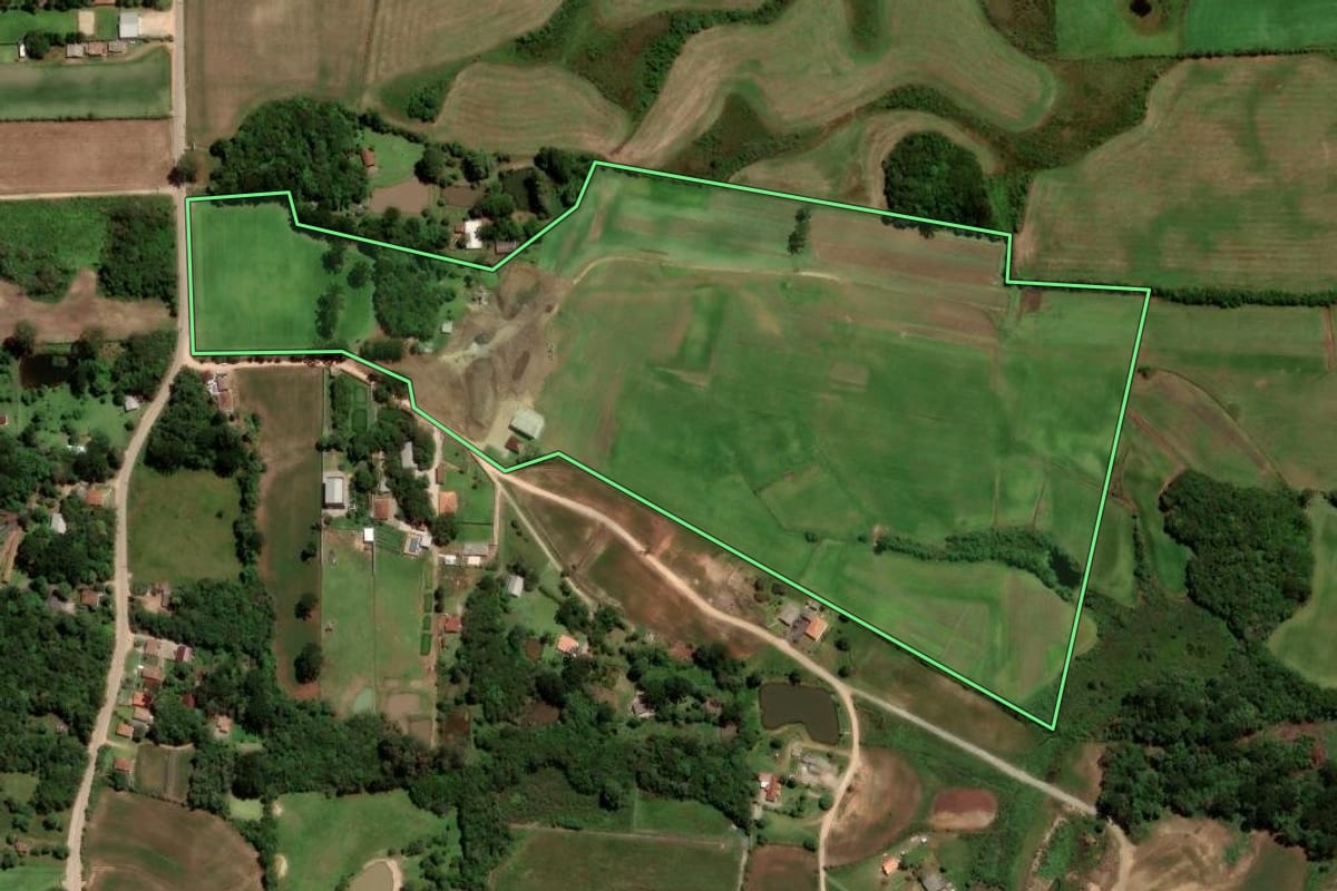 Imagem de satélite do imóvel rural em São José dos Pinhais (PR), com o contorno declarado no CAR desenhado por cima.