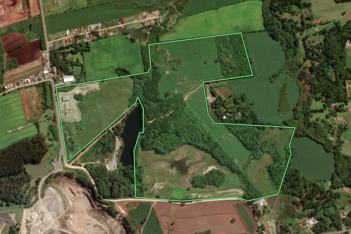 Imagem de satélite do imóvel rural em São José dos Pinhais (PR), com o contorno declarado no CAR desenhado por cima.