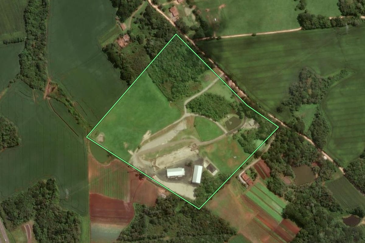 Imagem de satélite do imóvel rural em São José dos Pinhais (PR), com o contorno declarado no CAR desenhado por cima.